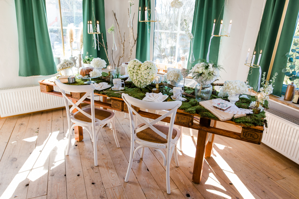 Schön dekorierter Tisch zum Muttertag Blumendeko